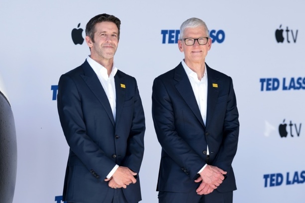 Bild vergr&ouml;&szlig;ern: Apple-Chef Tim Cook übergibt an seinen Nachfolger John Ternus