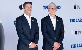 Apple-Chef Tim Cook übergibt an seinen Nachfolger John Ternus