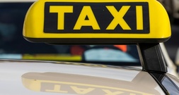 Taxifahrer prallt gegen Baumstumpf: Eine Tote und ein Schwerverletzter