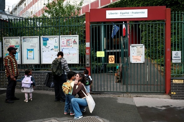 Bild vergr&ouml;&szlig;ern: Schulbeginn in Frankreich: Handyverbot auf Oberstufe ausgeweitet