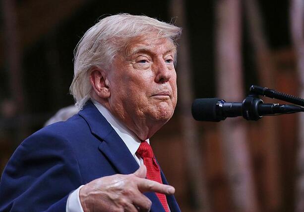 Bild vergr&ouml;&szlig;ern: Trump: USA greifen iranische Ziele bei Straße von Hormus an