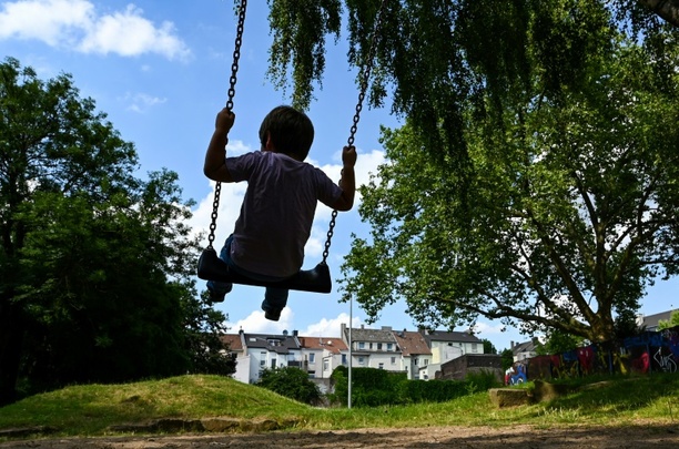 Bild vergr&ouml;&szlig;ern: Auch wegen Zukunftssorgen: Junge Menschen wünschen sich weniger Kinder