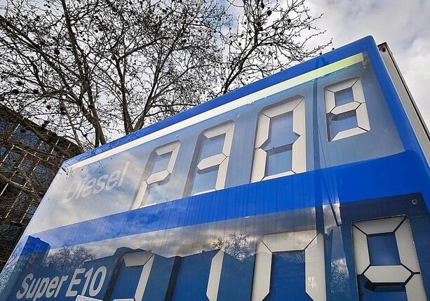 Bild vergr&ouml;&szlig;ern: Benzinpreis gestiegen - Diesel etwas günstiger
