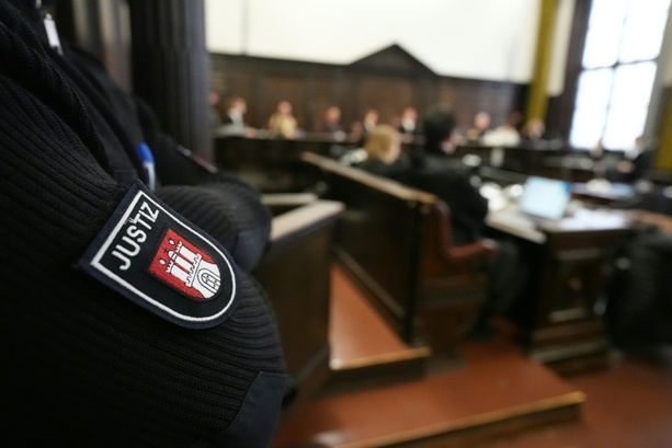 Bild vergr&ouml;&szlig;ern: Mädchen zu Selbstverletzung genötigt und Männer attackiert: Jugendstrafe in Hamburg