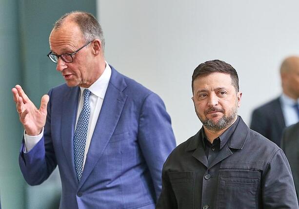 Bild vergr&ouml;&szlig;ern: Merz telefoniert mit Selenskyj über Leipziger Flughafen-Angriff