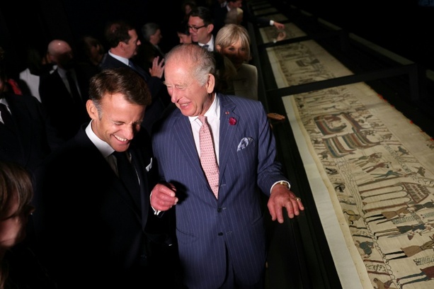 Bild vergr&ouml;&szlig;ern: Macron eröffnet Ausstellung von Bayeux-Wandteppich in London
