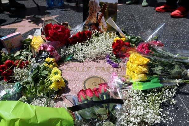 Bild vergr&ouml;&szlig;ern: Nach Vandalismus: Dolly Parton erhält neuen Stern auf Walk of Fame