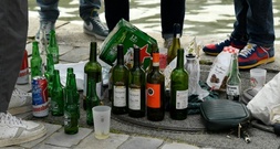 Weniger Jugendliche trinken Alkohol - Rauschtrinken bei Männern weiter verbreitet