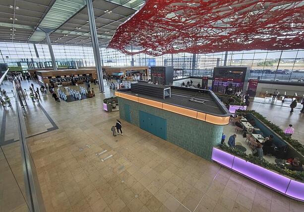 Bild vergr&ouml;&szlig;ern: Terminal 1 am Flughafen BER wegen Gefahrgut-Alarm geräumt
