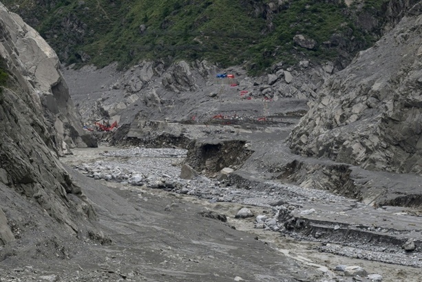 Bild vergr&ouml;&szlig;ern: Zwei Verschüttete mehr als eine Woche nach verheerender Sturzflut in Nepal gerettet
