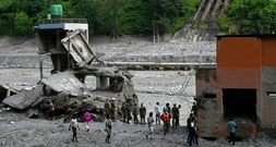 Weiter Suche in Nepal nach Überlebenden der Sturzflut - Zahl der Toten erneut gestiegen