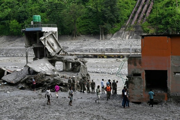 Bild vergr&ouml;&szlig;ern: Weiter Suche in Nepal nach Überlebenden der Sturzflut - Zahl der Toten erneut gestiegen