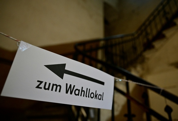 Bild vergr&ouml;&szlig;ern: Wählerinnen und Wähler stimmen in Sachsen-Anhalt über neuen Landtag ab
