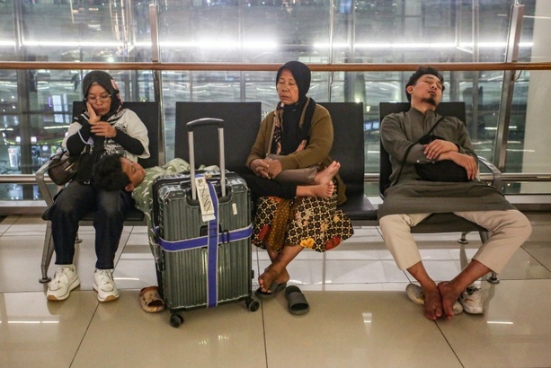 Bild vergr&ouml;&szlig;ern: Indonesiens wichtigster Flughafen nach Vulkanausbruch wegen Aschewolke gesperrt