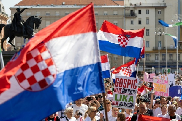 Bild vergr&ouml;&szlig;ern: Kroatien: Zehntausende gehen wegen illegaler Giftmülldeponie auf die Straße