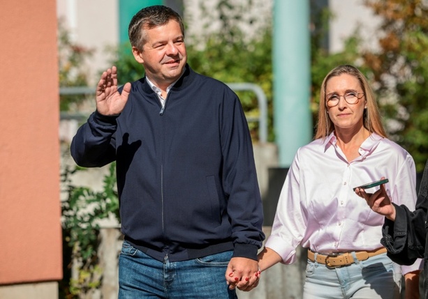 Bild vergr&ouml;&szlig;ern: CDU-Spitzenkandidat Sven Schulze gibt seine Stimme in Magdeburg ab
