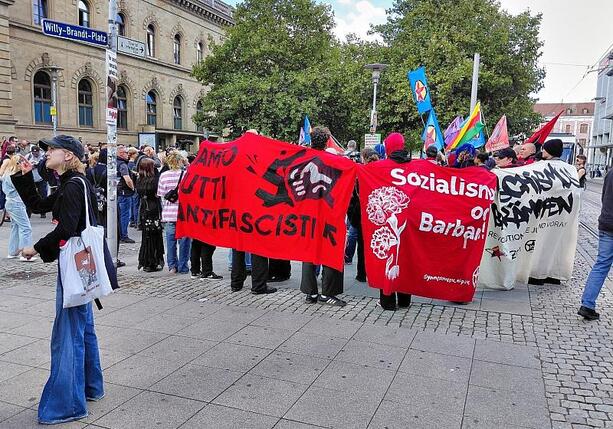Bild vergr&ouml;&szlig;ern: Linke Demonstranten versammeln sich am Magdeburger Hauptbahnhof