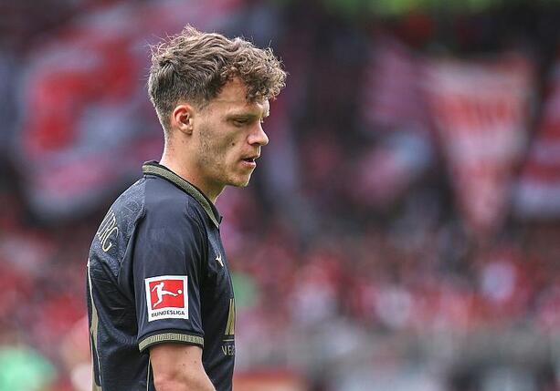Bild vergr&ouml;&szlig;ern: 1. Bundesliga: Augsburg erobert in Frankfurt die Tabellenspitze