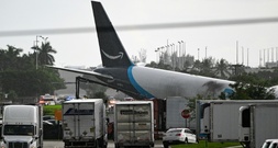 Miami: Amazon-Frachtflugzeug schießt über Landebahn hinaus und rammt Fahrzeuge