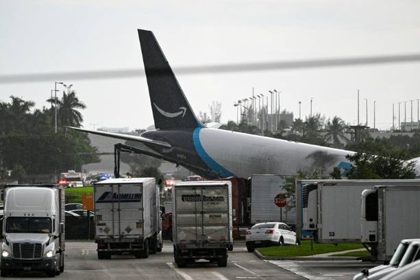 Bild vergr&ouml;&szlig;ern: Mindestens fünf Tote bei Unfall von Amazon-Frachtflugzeug an Flughafen Miami