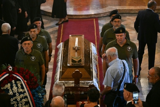 Bild vergr&ouml;&szlig;ern: Abschied von Kriegsverbrecher Mladic: Tausende bei Beisetzung in Belgrad