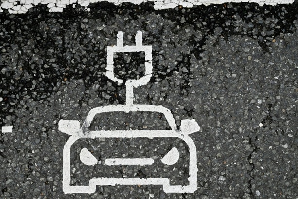 Bild vergr&ouml;&szlig;ern: Studie: E-Autos fahren ein Drittel günstiger als Verbrenner