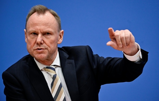 Bild vergr&ouml;&szlig;ern: Nach AfD-Sieg: Chef der Innenministerkonferenz fordert Schutz von Behörden
