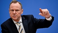 Nach AfD-Sieg: Chef der Innenministerkonferenz fordert Schutz von Behörden