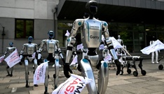 Roboter demonstrieren in Warschau für Regulierung von Künstlicher Intelligenz