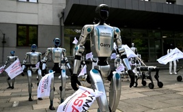 Roboter demonstrieren in Warschau für Regulierung von Künstlicher Intelligenz