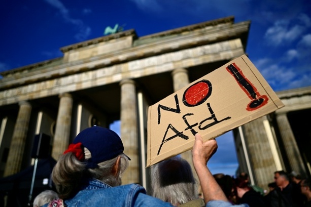 Bild vergr&ouml;&szlig;ern: Schuss aus Druckluftwaffe verletzt Demonstrant in Halle: Staatsschutz ermittelt