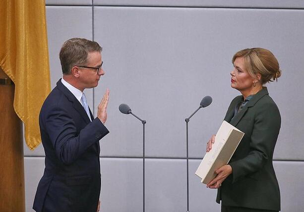 Bild vergr&ouml;&szlig;ern: Bilger und Linnemann als Minister vereidigt