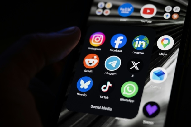 Bild vergr&ouml;&szlig;ern: Experten fordern Änderungen an Social Media statt Verbot