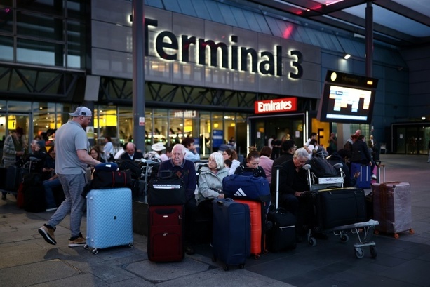 Bild vergr&ouml;&szlig;ern: Mehr als 1300 Flugausfälle wegen Störung bei britischer Flugsicherung - Chaos dauert an