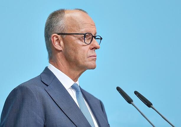 Bild vergr&ouml;&szlig;ern: Linke fordert klare Worte von Merz an Emirate-Präsident