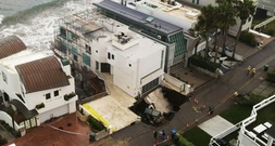 Offenbar Haus von US-Schauspieler Cage in Malibu betroffen: Loch in Auffahrt durch Brandung