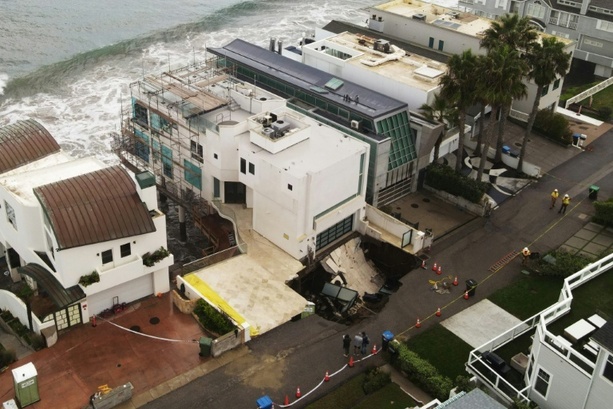 Bild vergr&ouml;&szlig;ern: Offenbar Haus von US-Schauspieler Cage in Malibu betroffen: Loch in Auffahrt durch Brandung