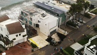 Offenbar Haus von US-Schauspieler Cage in Malibu betroffen: Loch in Auffahrt durch Brandung