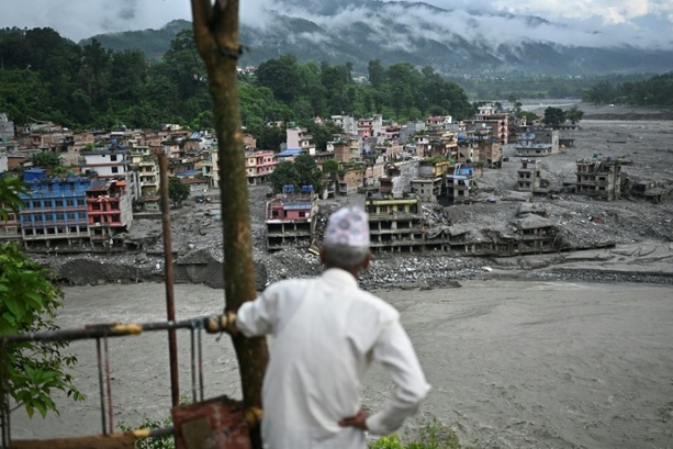 Bild vergr&ouml;&szlig;ern: Suche nach weiteren Überlebenden in Nepal zwei Wochen nach Sturzflut im Himalaya
