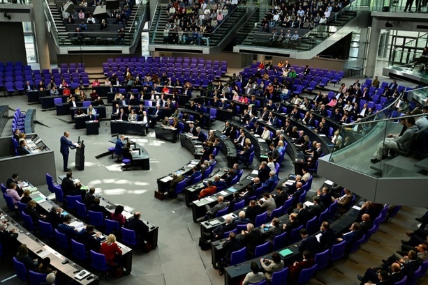 Bild vergr&ouml;&szlig;ern: Innere Sicherheit und Migration: Dobrindt verteidigt Kurs gegen Kritik der Opposition