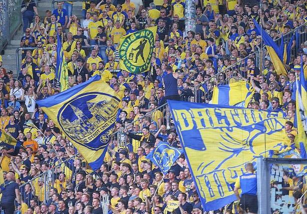 Bild vergr&ouml;&szlig;ern: Braunschweig-Fan bricht auf Tribüne zusammen und stirbt