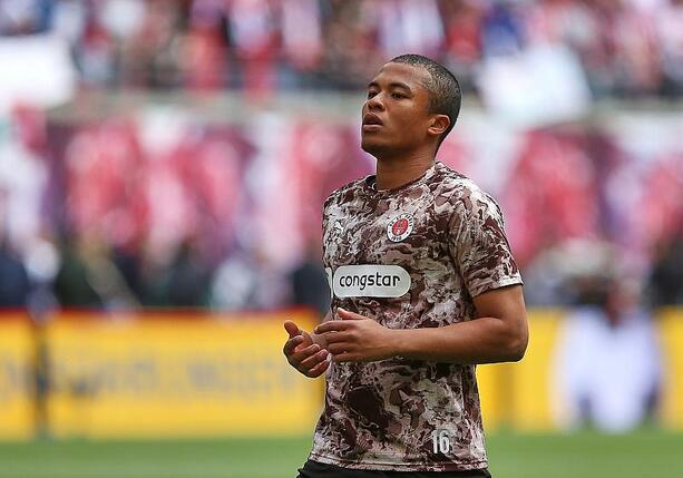 Bild vergr&ouml;&szlig;ern: 2. Bundesliga: St. Pauli feiert Last-Minute-Sieg gegen Wolfsburg