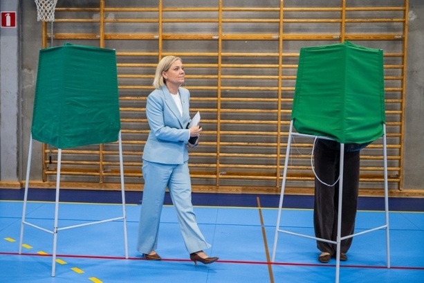 Bild vergr&ouml;&szlig;ern: Enges Rennen bei Parlamentswahl in Schweden erwartet - Andersson gibt Stimme ab