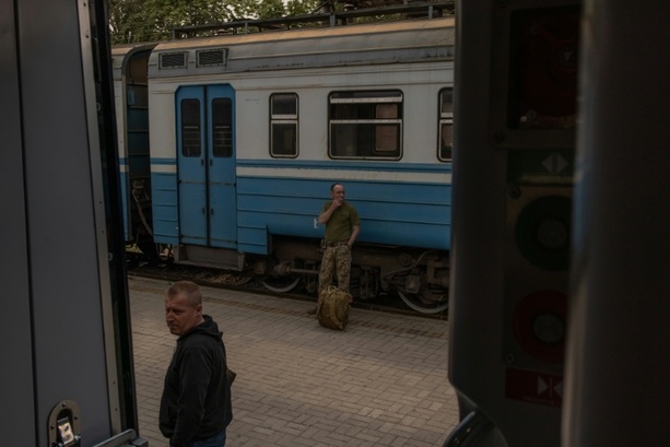 Bild vergr&ouml;&szlig;ern: Kiew: Systematischer Angriff Russlands auf Schienennetz - Zug Richtung Polen getroffen