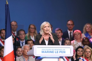 Französische Rechtspopulistin Le Pen stellt Vorrechte für Franzosen in Aussicht