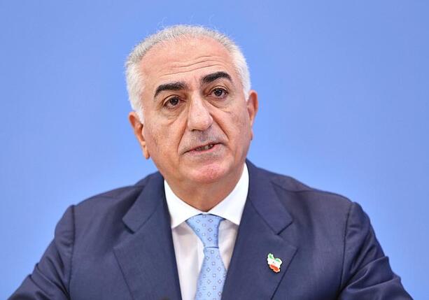 Bild vergr&ouml;&szlig;ern: Pahlavi nimmt Freiheitspreis für iranisches Volk entgegen