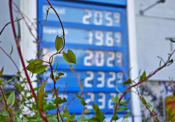 Bild vergr&ouml;&szlig;ern: Grüne lehnen neuen Tankrabatt ab - Stromsteuer soll sinken