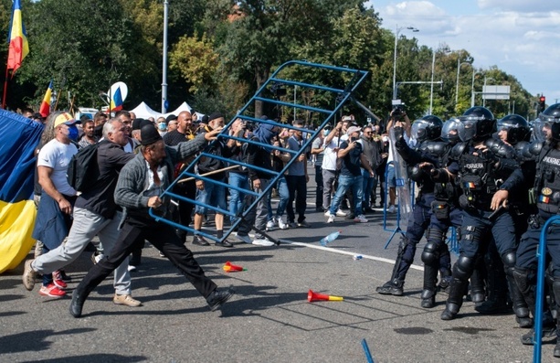 Bild vergr&ouml;&szlig;ern: Verletzte bei Auseinandersetzungen zwischen Demonstranten und Polizei in Rumänien