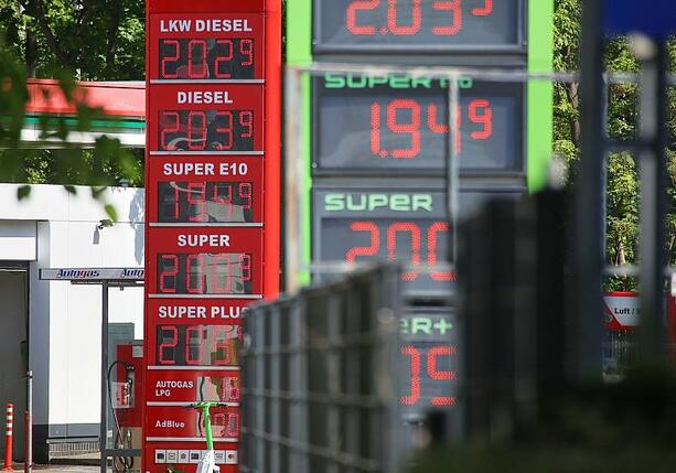 Bild vergr&ouml;&szlig;ern: Brantner will von Merz konkrete Antwort auf hohe Spritpreise