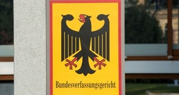 Durchsuchungen bei Mitbewohnern von Verdächtiger in Wohnprojekt nicht zulässig